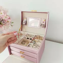 Сатинова скринька для прикрас BEAUTYLUSHH з дзеркалом і ключем рожева Сатинова скринька для прикрас BEAUTYLUSHH з дзеркалом і ключем рожева