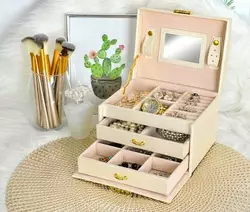 Сатинова скринька для прикрас BEAUTYLUSHH, бежева, з дзеркалом і замком Сатинова скринька для прикрас BEAUTYLUSHH, бежева, з дзеркалом і замком